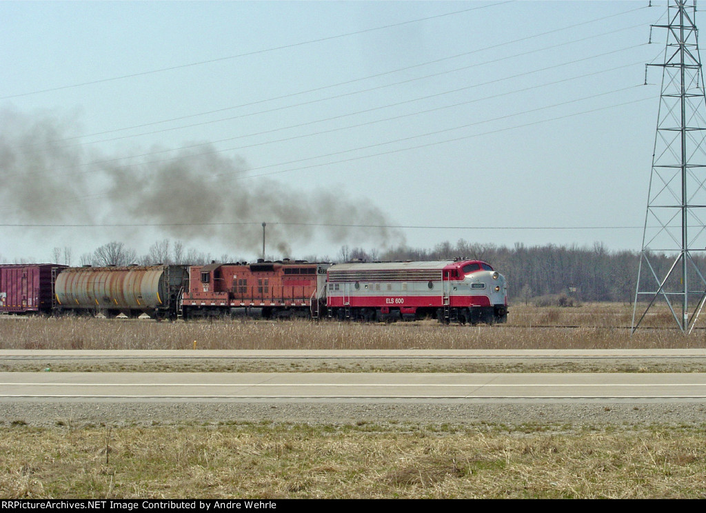 ELS 600 and 1221 working hard as they approach the US 141 crossing